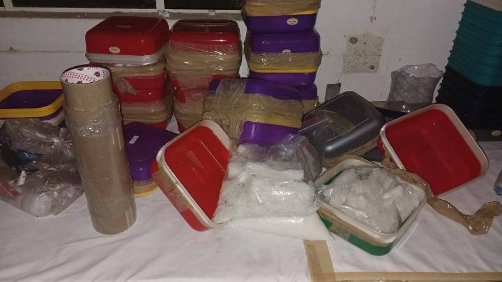 Detienen a 5 mexicanos en Sudáfrica en aseguramiento de laboratorio de drogas