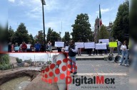 Se manifiestan en Palacio de Gobierno por socavón en Chimalhuacán que amenaza a 650 estudiantes