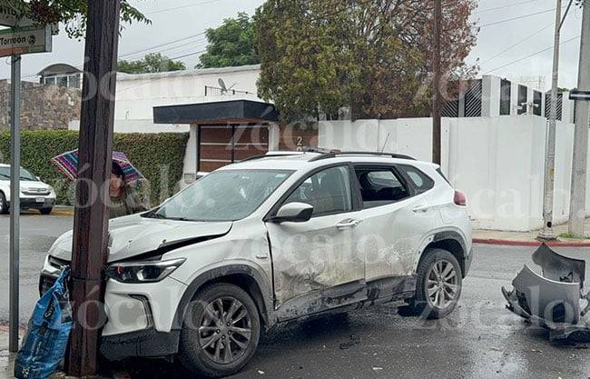 Mujer ocasiona accidente en la colonia República al circular en sentido contrario