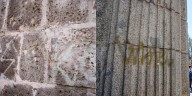 Nuevos ataques al patrimonio en Arequipa: pintas con aerosol dañan el sillar de la Plaza de Armas y el templo de la Compañía