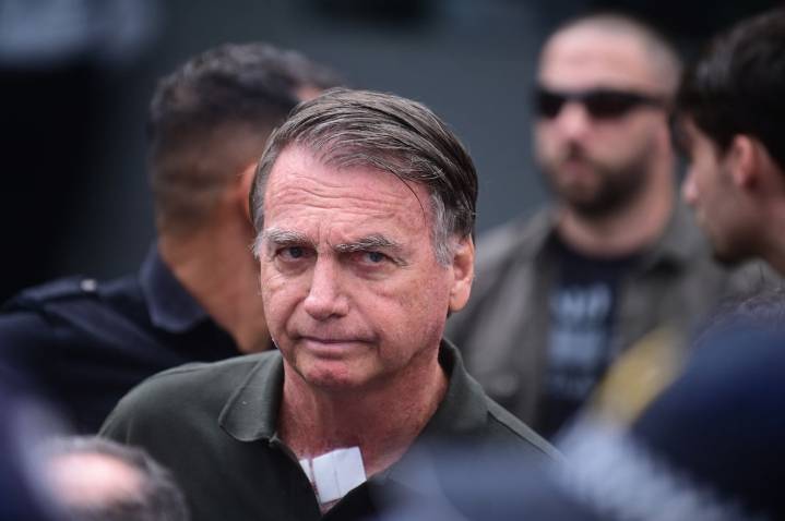 Bolsonaro ingresa al hospital tras "sentirse mal" en su arresto domiciliario