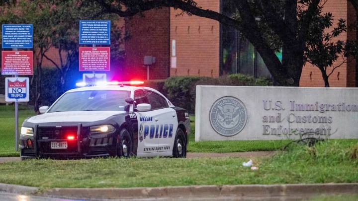 Al menos tres muertos y varios heridos en un tiroteo en la oficina de inmigración de Dallas