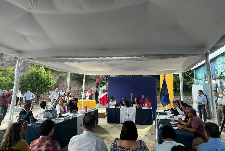 Defiende Smith que no es solo “su Informe”; oposición acusa “Gobierno de redes sociales”