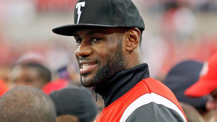 LeBron James’ unfazed reaction to Lakers fan running on stage is a new meme