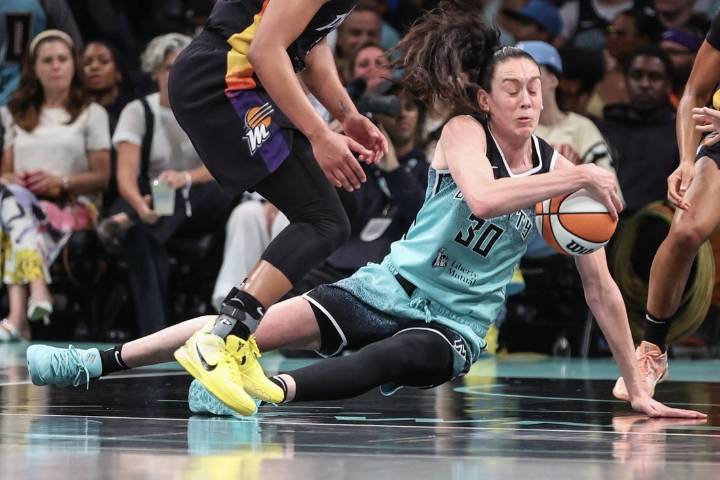 Deadspin | Report: Liberty's Breanna Stewart needs MRI on left knee