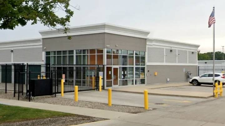 Hallan a seis niños encerrados en un depósito en Milwaukee