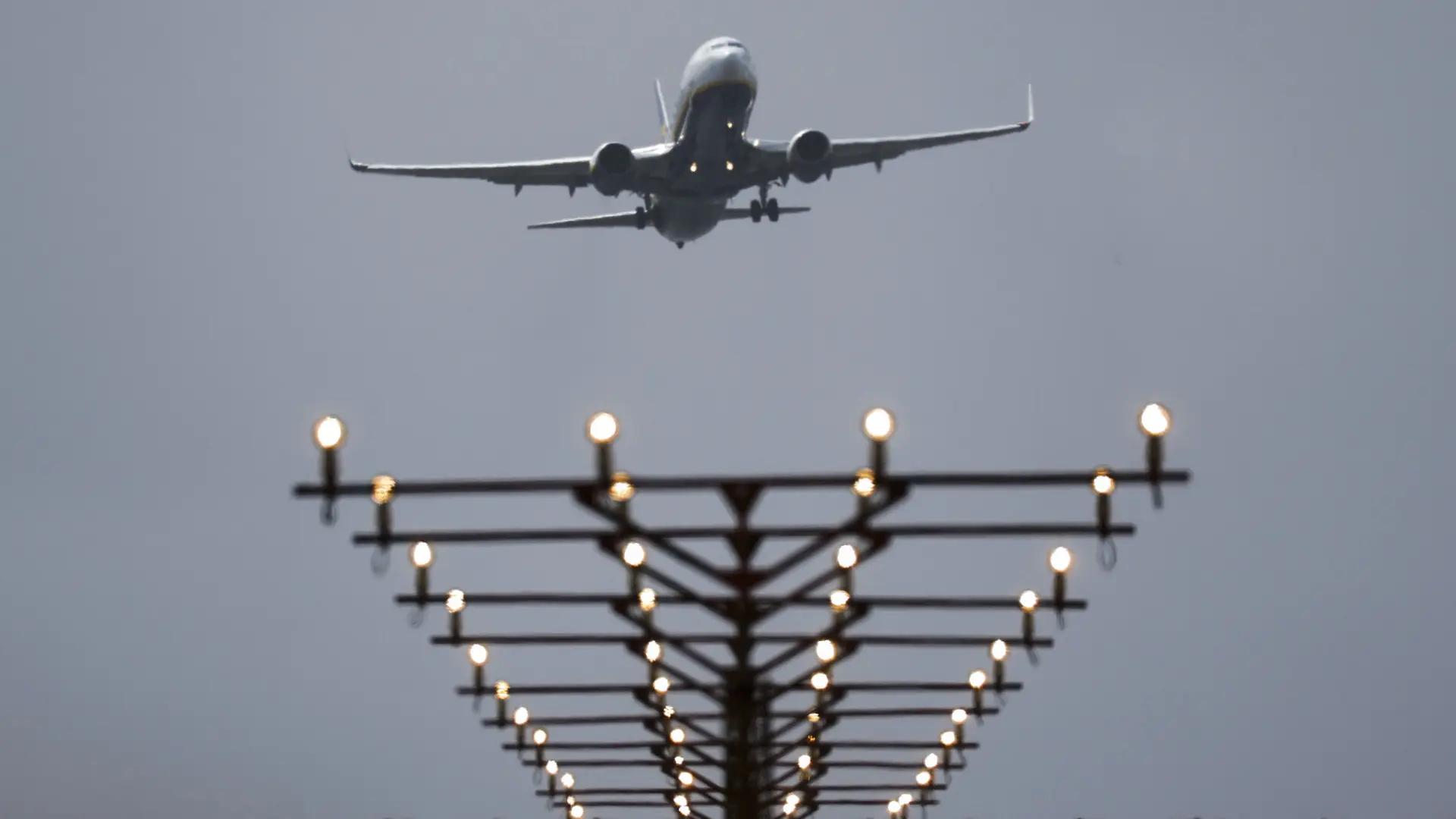 Ryanair presenta un ERE para un centenar de empleados en su base de Santiago