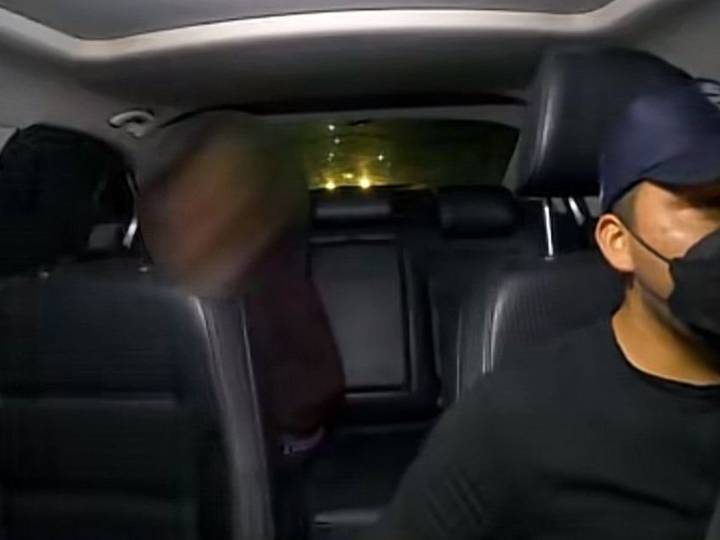 Polémica por mujer que exige esperar en taxi por sentir inseguridad