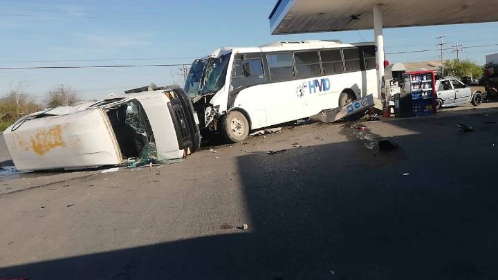 Camión de transporte de personal se impacta contra vehículos en gasolinera en Ciénega de Flores; hay 6 lesionados