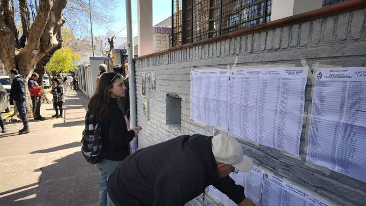 Elecciones en la Provincia: pasado el mediodía votó el 35% del padrón Los comicios bonaerenses renuevan la mitad de la Legislatura. Además, son fundamentales para la gestión del presidente Javier Mile
