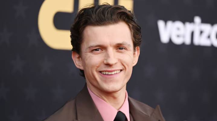Tom Holland reaparece en una gala benéfica tras su hospitalización por una conmoción cerebral
