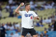 Deadspin | Kings' Corey Perry undergoes knee surgery, out 6-8 weeks