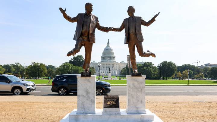 Aparece polémica estatua de Donald Trump y Jeffrey Epstein tomados de la mano cerca del Capitolio en Washington DC