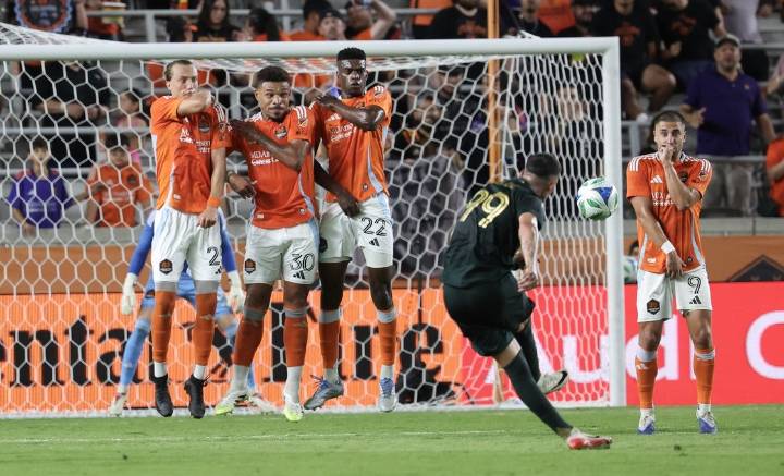 Deadspin | Dynamo tighten playoff race with narrow victory over Timbers