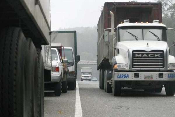 Habilitarán al menos 1.000 vehículos nacionales de carga pesada internacional para transitar entre Venezuela y Colombia