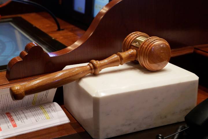 Juez amonestado por amenazar con disparar a abogados en tribunal en Los Ángeles