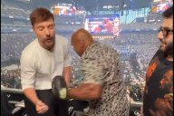 El youtuber Mr.Beast desafió a Mike Tyson y terminó en el piso tras un gancho al estómago