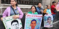 Padres de los 43 normalistas señalan falta de resultados tras encuentro con Sheinbaum