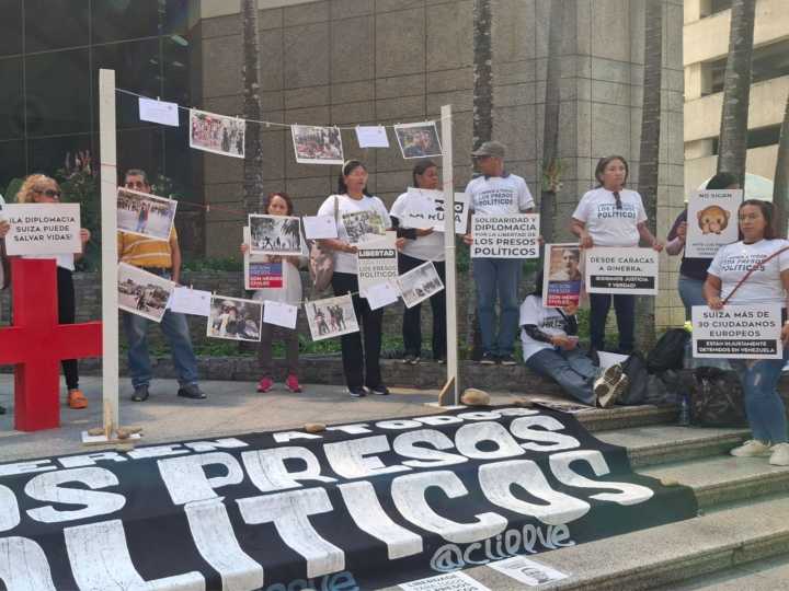 Familiares de presos políticos demandan apoyo diplomático ante la Embajada de Suiza