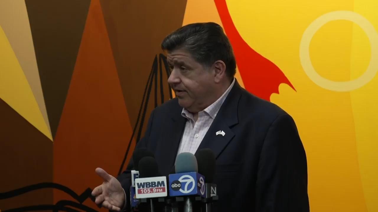 Illinois governor supports community leaders as Chicago prepares for influx of federal officers
