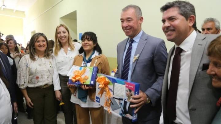 Entregaron notebooks a docentes de Sarmiento y 25 de Mayo e inauguraron una escuela