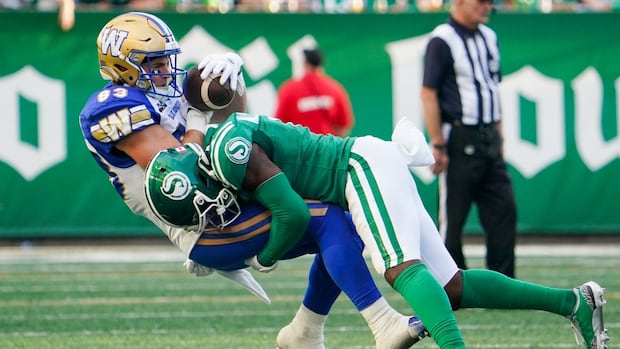 Saskatchewan Roughriders edge out win over Winnipeg Blue Bombers after dramatic 4th quarter finish