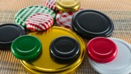 Con las tapas de frascos y esta idea tan original como fácil, creá los posavasos más lindos para tu mesa