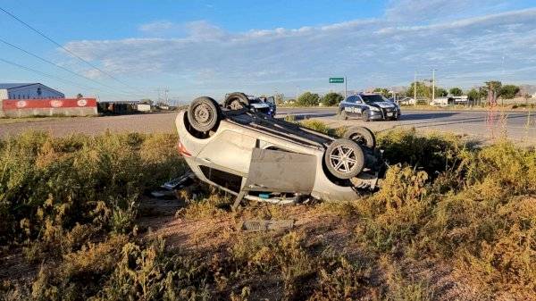 Abandonan auto luego de volcar en la Chihuahua