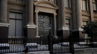 El dólar oficial se alejó del techo de la banda y el Banco Central no intervino en el mercado de cambios