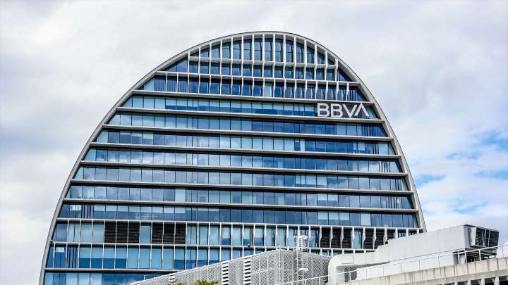 El BBVA lanza su última oferta y mejora la OPA del Sabadell: la eleva un 10% y elimina el pago en efectivo