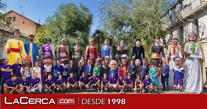 Primer desfile de la comparsa de gigantes y cabezudos de las ferias y Fiestas 2025