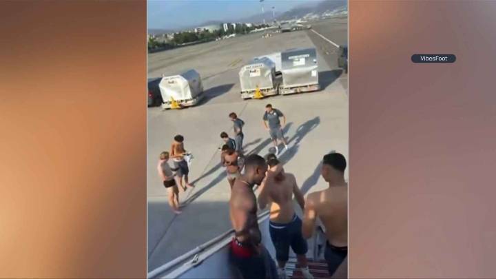 Jugadores del Mónaco Terminan en Ropa Interior durante Vuelo: ¿Qué Pasó en el Avión?