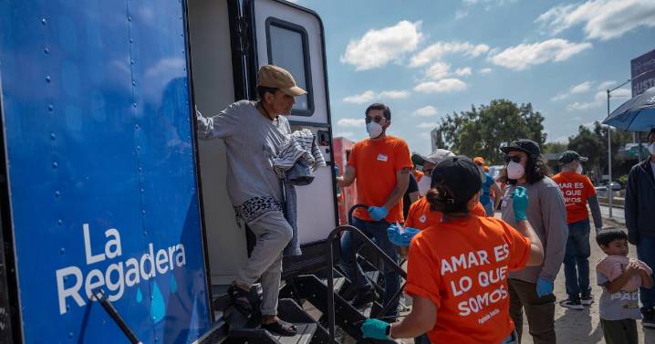 Llevan esperanza y apoyo para personas necesitadas en la canalización del Río Tijuana
