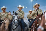 Participa Samuel en cabalgata para preservar tradiciones locales