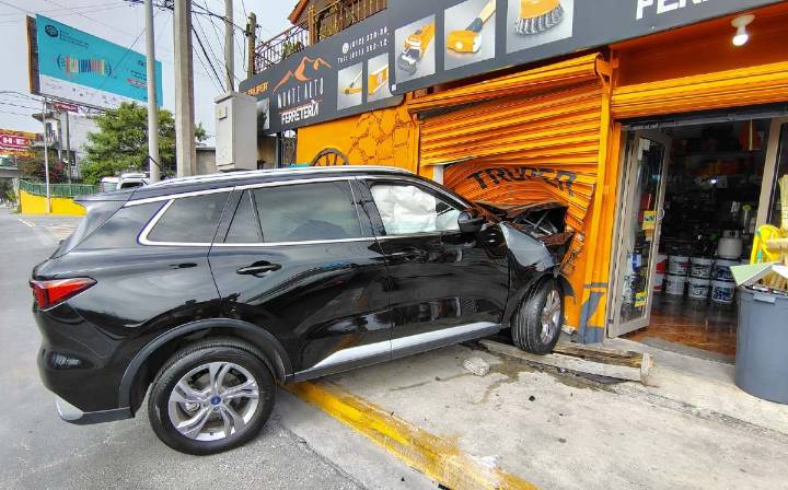 Camioneta choca contra ferretería sobre la avenida Las Américas en Guadalupe