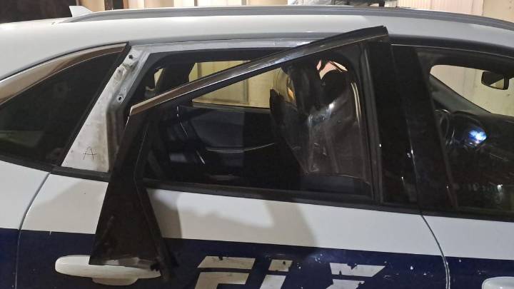 Un turista maltratador agrede a cuatro policías en Alicante y destroza la ventanilla a dos coches patrulla