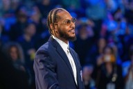 “Left The World Too Soon”: Carmelo Anthony’s Heartfelt Message For Parents Has Everyone Fighting Back Tears Carmelo Anthony’s Hall of Fame speech honored his activist father and devoted mother, reveal