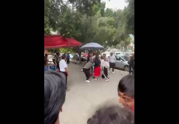 Pelea afuera del CENHCH involucra a estudiantes, padres y vendedoras