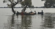 Rescatistas en Pakistán luchan por salvar a residentes mientras ríos alcanzan niveles peligrosos