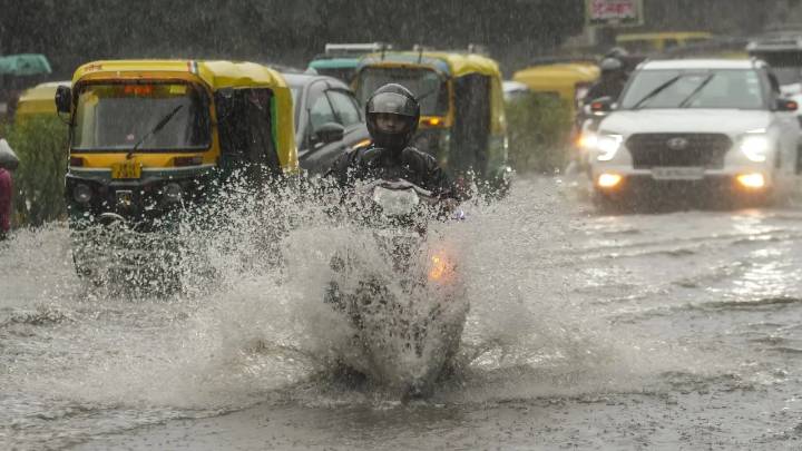 Heavy rains lash parts of Delhi, chokes traffic