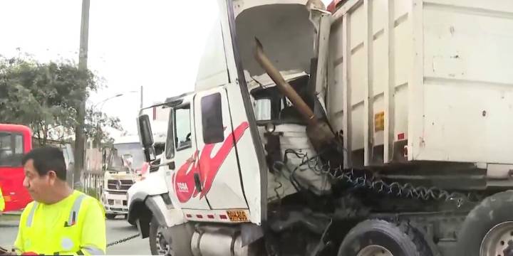 Choque en la Panamericana Sur involucró a un tráiler y un bus turístico con decenas de extranjeros