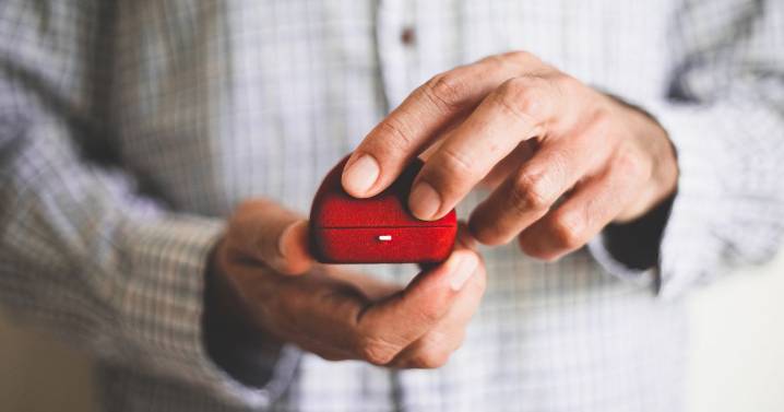 Boyfriend proposes to partner but unusual proposal spot leaves people horrified
