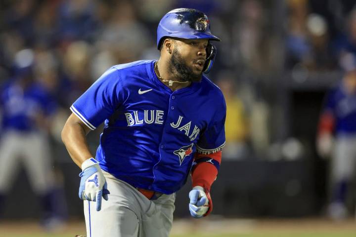 Surging Blue Jays overcome bizarre ruling to beat Rays, extend win streak to six
