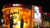 Con lujo de violencia asaltan KFC en Puebla; encerraron a comensales y empleados en una bodega