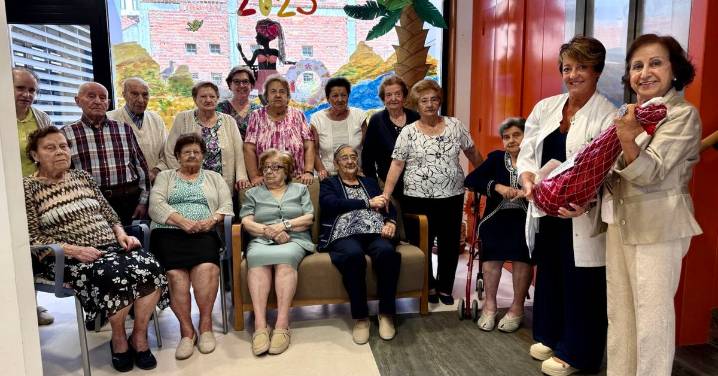 La pregonera Inés Mª Bernardo dona el jamón de fiestas al Centro de Día de Guijuelo