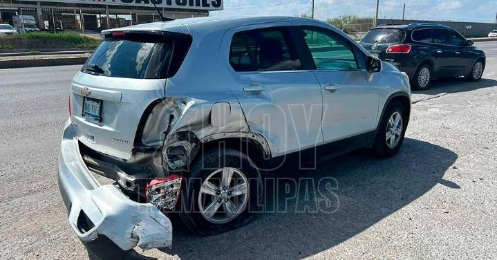 Desobedece sem?foro en rojo y causa choque en Nuevo Laredo