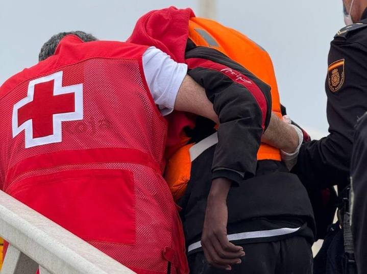 Segunda patera en la costa alicantina: ERIE AHIC atiende a 19 personas en Villajoyosa
