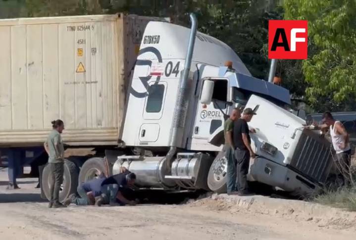 Tráiler protagoniza accidente tras caer a canal pluvial en carretera Jalipa a Camotlán, Manzanillo