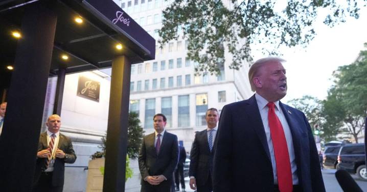 Trump cena en un restaurante cerca de la Casa Blanca para promover la intervención federal en DC