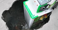 Socavón ‘se traga’ a camión de refrescos en Iztapalapa